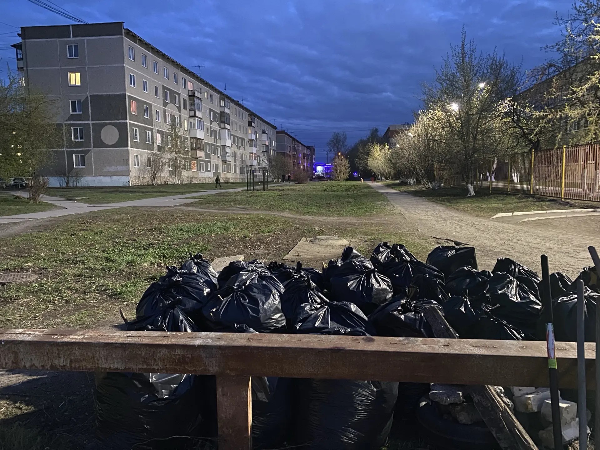 Субботник на бул. Комсомольском совместно с жителями и волонтерами