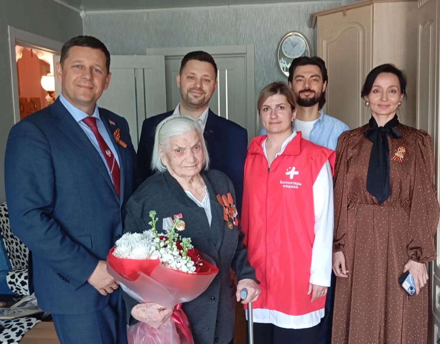 Делегация поздравила ветерана здравоохранения