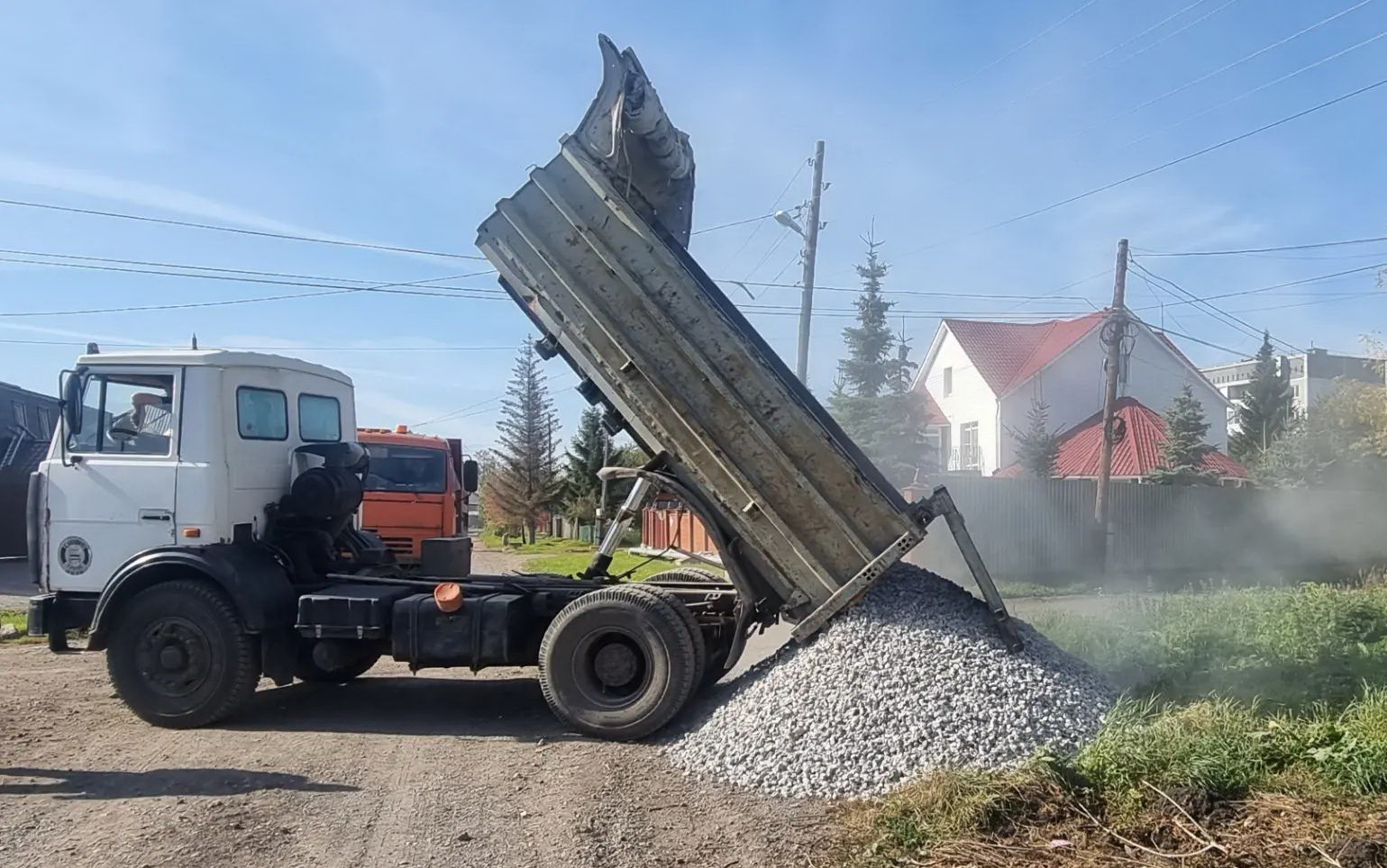 Завод помогает в обустройстве дорог