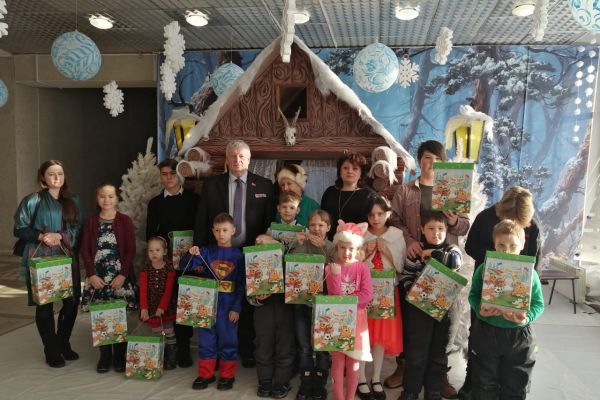 Новогодние подарки детям из малообеспеченных семей