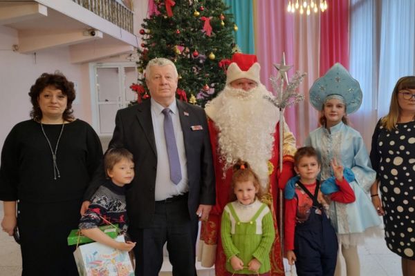 Новогодние подарки детям из малообеспеченных семей