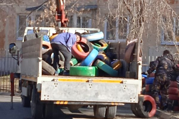 Вывоз колес с территории садика