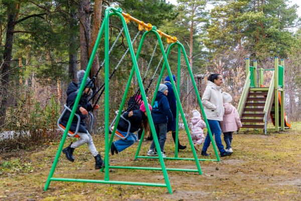Синарские трубники открыли детскую игровую площадку в поселке Мирный