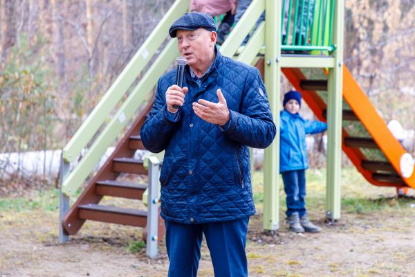 Синарские трубники открыли детскую игровую площадку в поселке Мирный