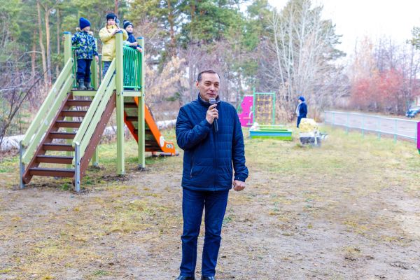 Синарские трубники открыли детскую игровую площадку в поселке Мирный