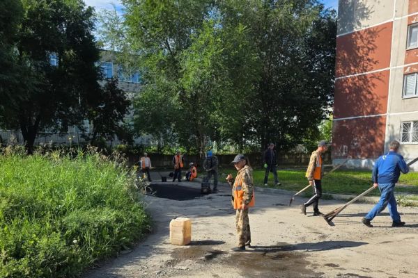 Дети и взрослые теперь ходят по ровной дороге