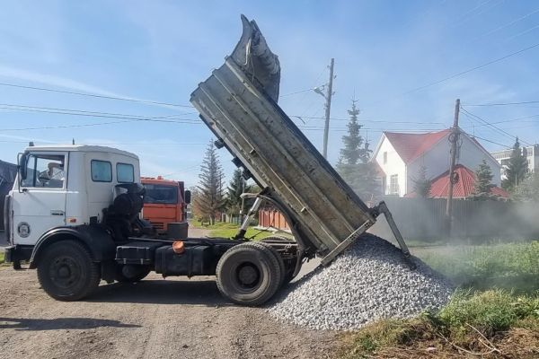 Завод помогает в обустройстве дорог