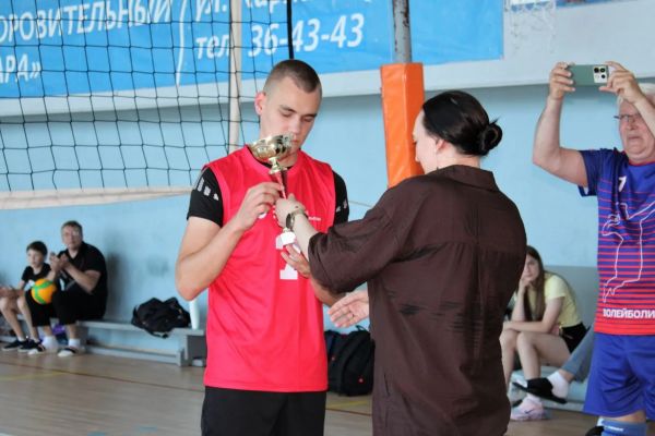 Битва поколений на волейбольной площадке